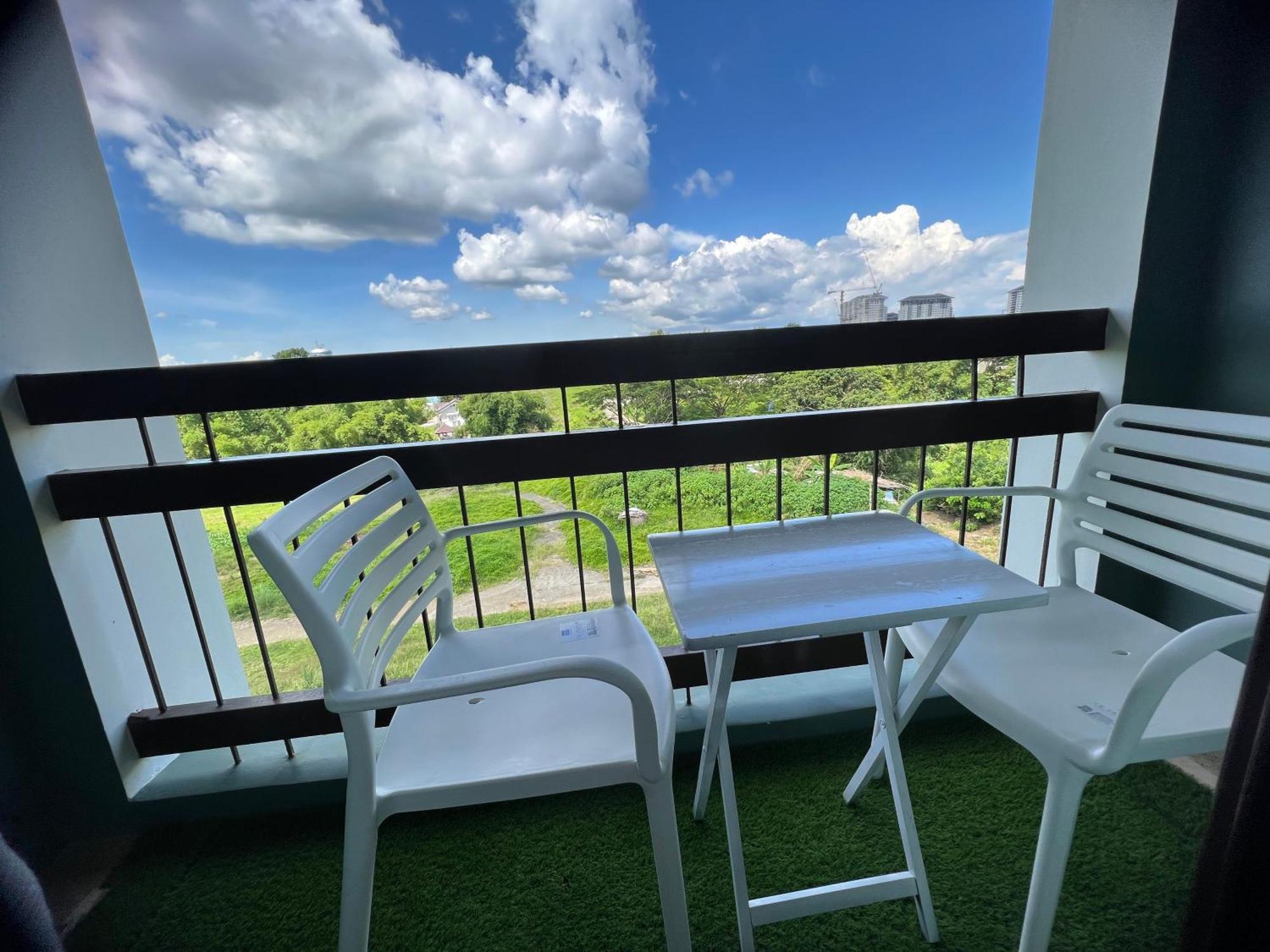 Cozyvilla At Pine Suites Tagaytay 2Br Or Studio With Free Parking Studio Offsite 2Br And Deluxe Studio Basement Tagaytay City Екстер'єр фото